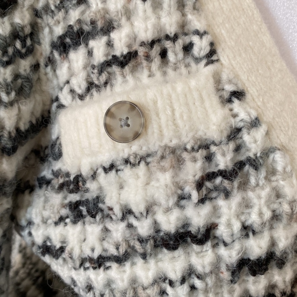 Express cardigan with pouf shoulder - Picture 2 of 6